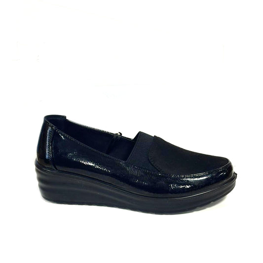 Mocassino AMARPIES scarpa linea comoda da donna in vernice e camoscio nera