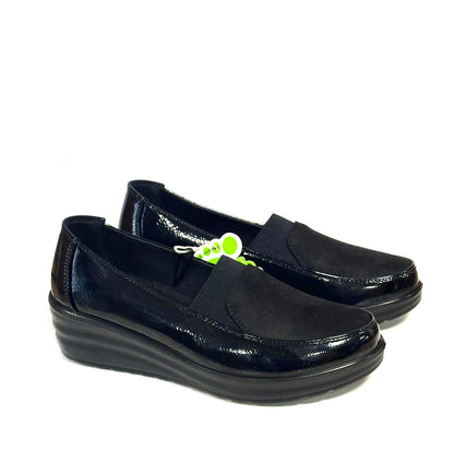 Mocassino AMARPIES scarpa linea comoda da donna in vernice e camoscio nera